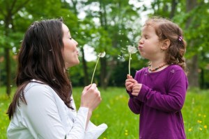 mãe-e-filha-brincando