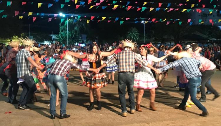 Principais passos para dançar quadrilha junina e ensaiar com as ...